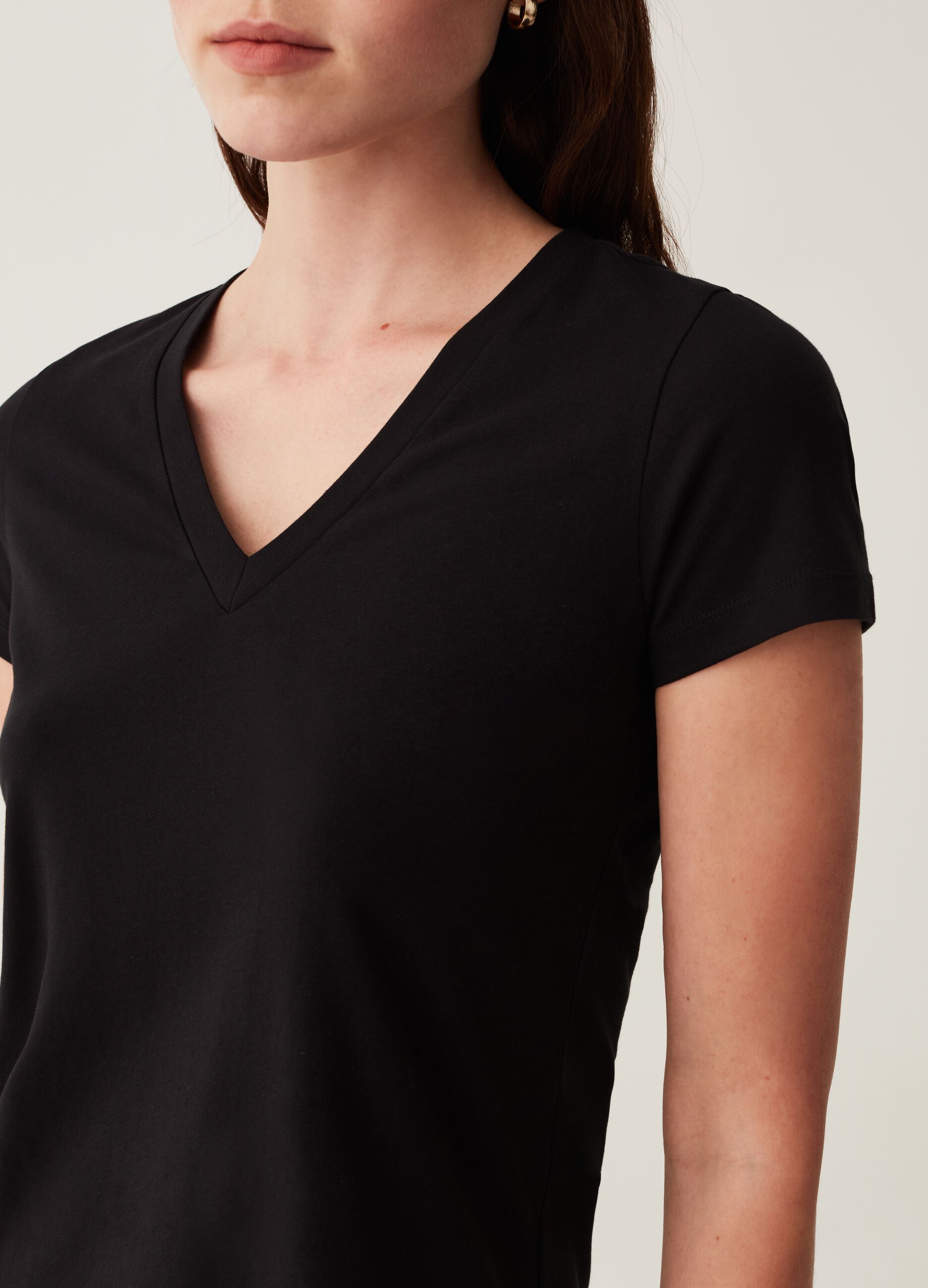 T-shirt in cotone stretch con scollo a V_3