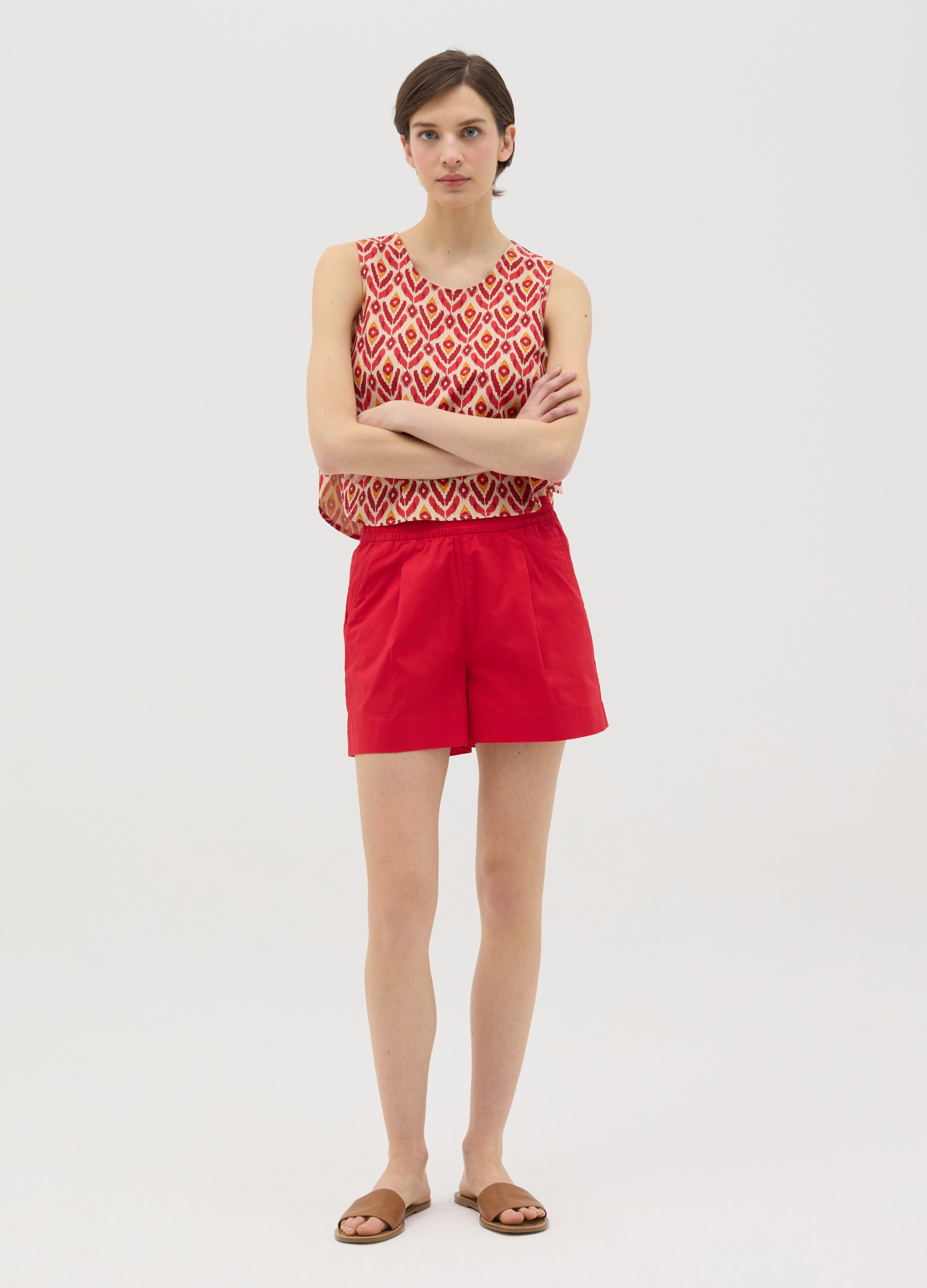 Red shorts in stretch cotton