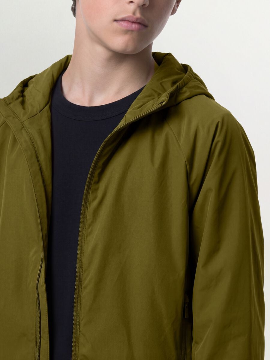 Giacca antipioggia verde con cappuccio e zip per ragazzo_2