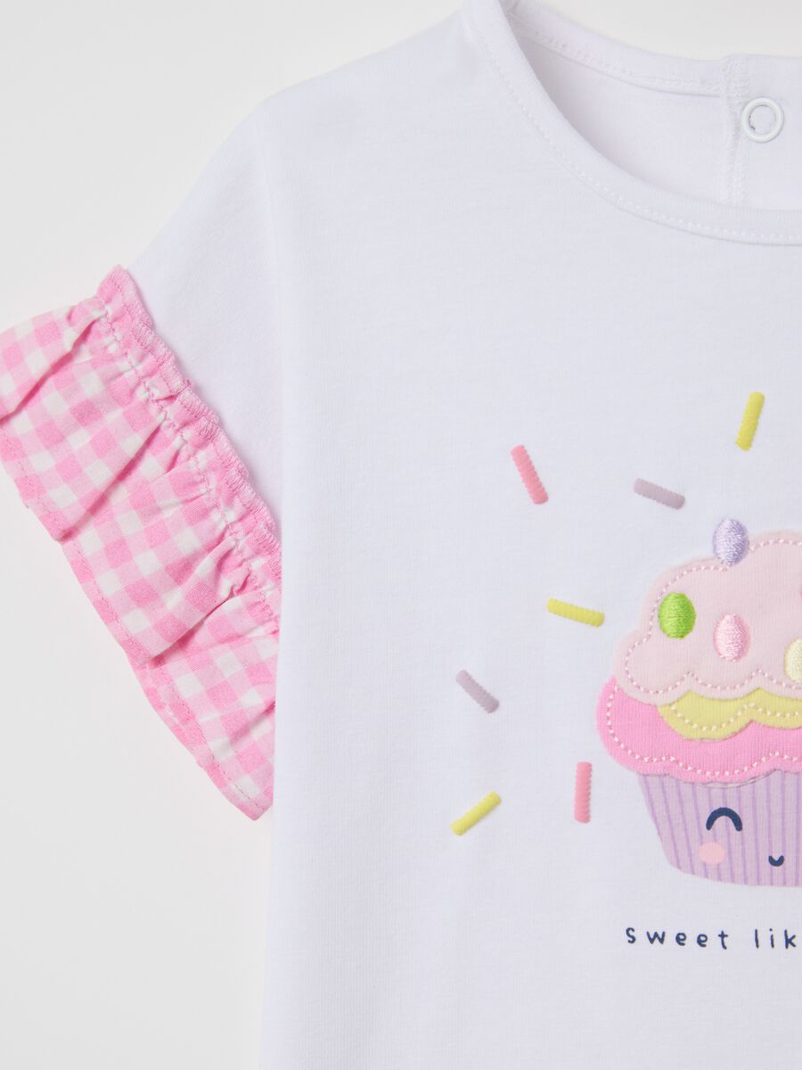 White T-shirt with flounce and cupcake application_2