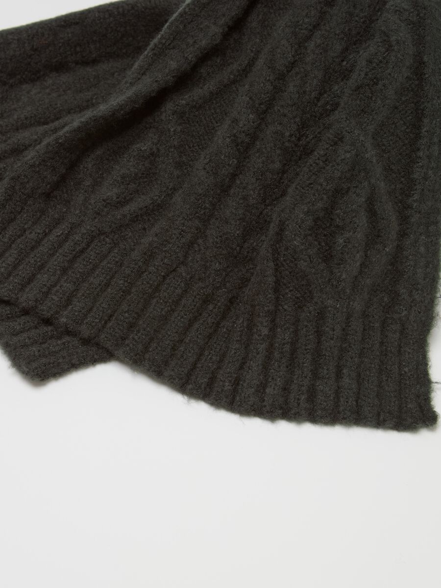 Cable-knit scarf with diamond motif_2