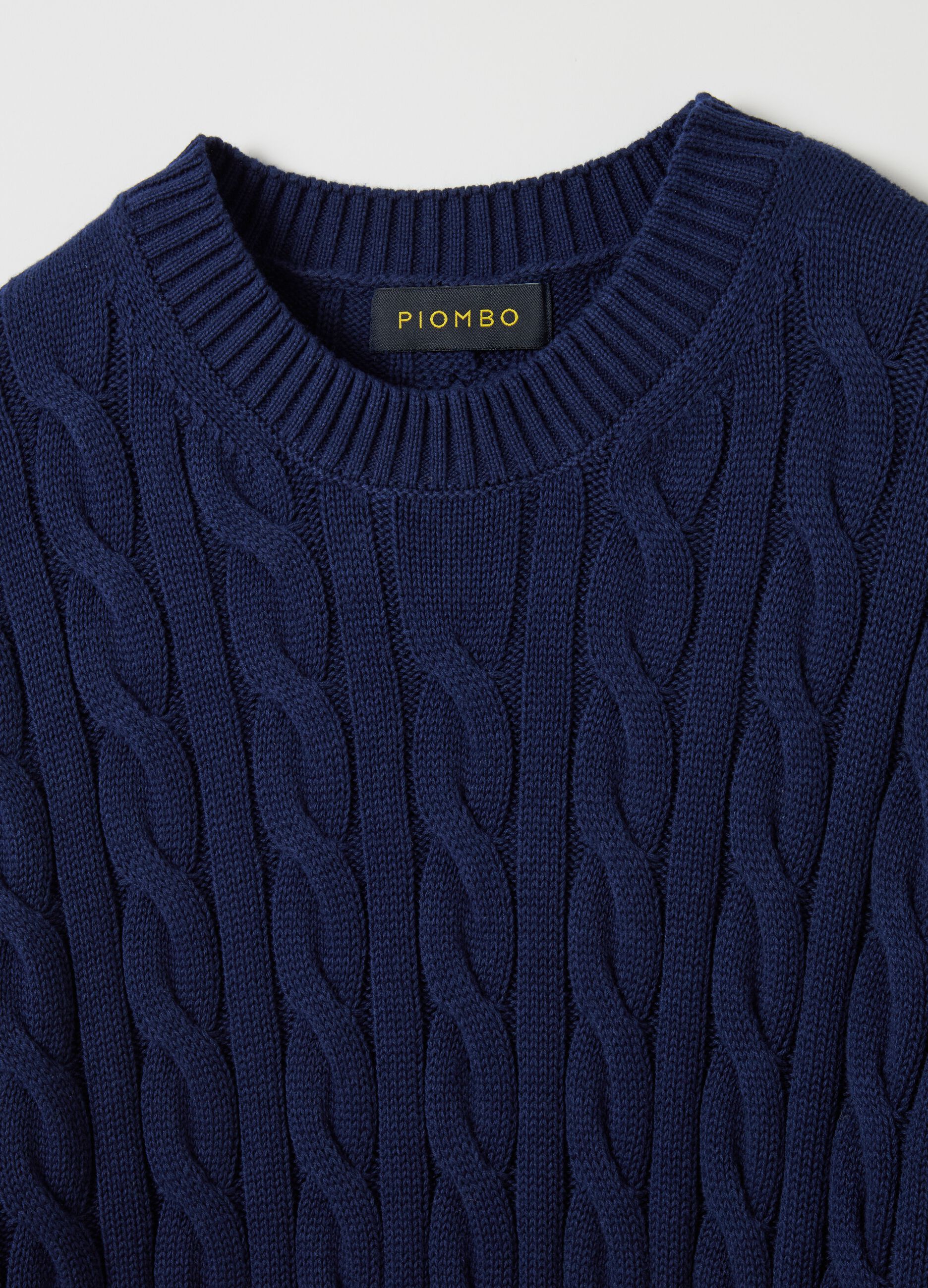 Pullover con lavorazione a treccia