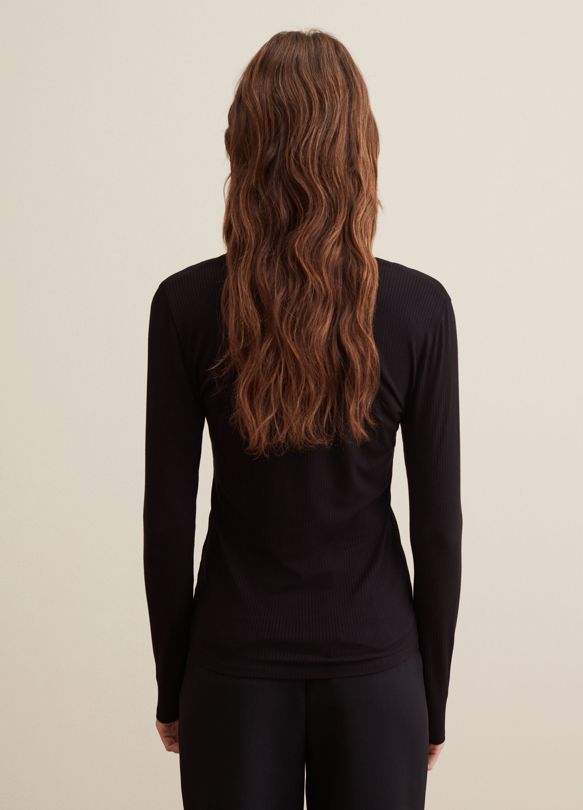 T-shirt a maniche lunghe con scollo a V_2