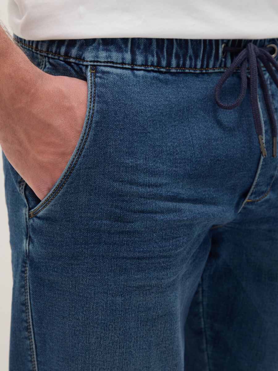 Jeans in denim blu regular fit con elastico_3