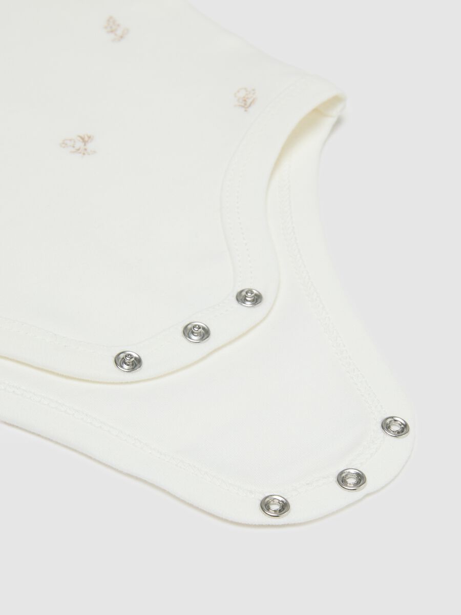 Body bianco da neonata in puro cotone con colletto e ricami_2