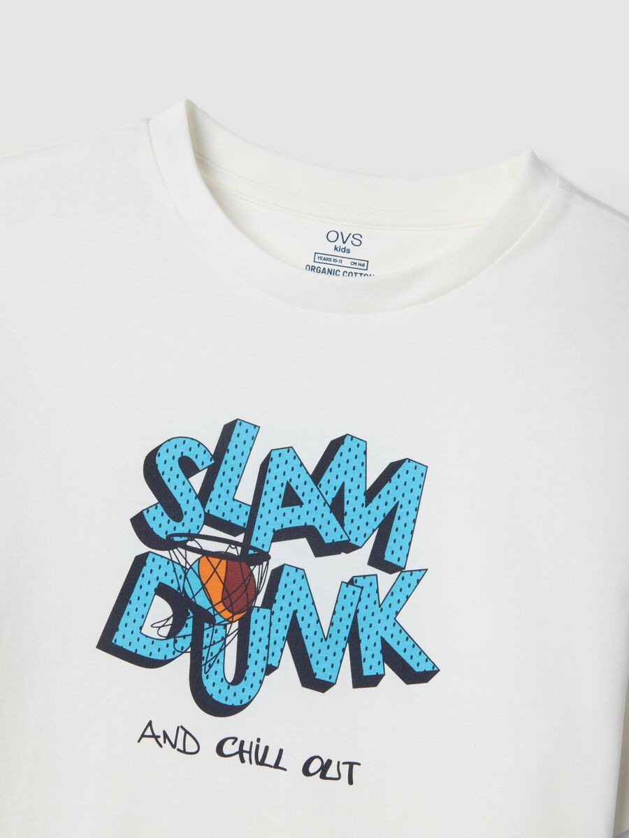 Pigiama bianco in puro cotone con pantaloncini blu da ragazzo_2