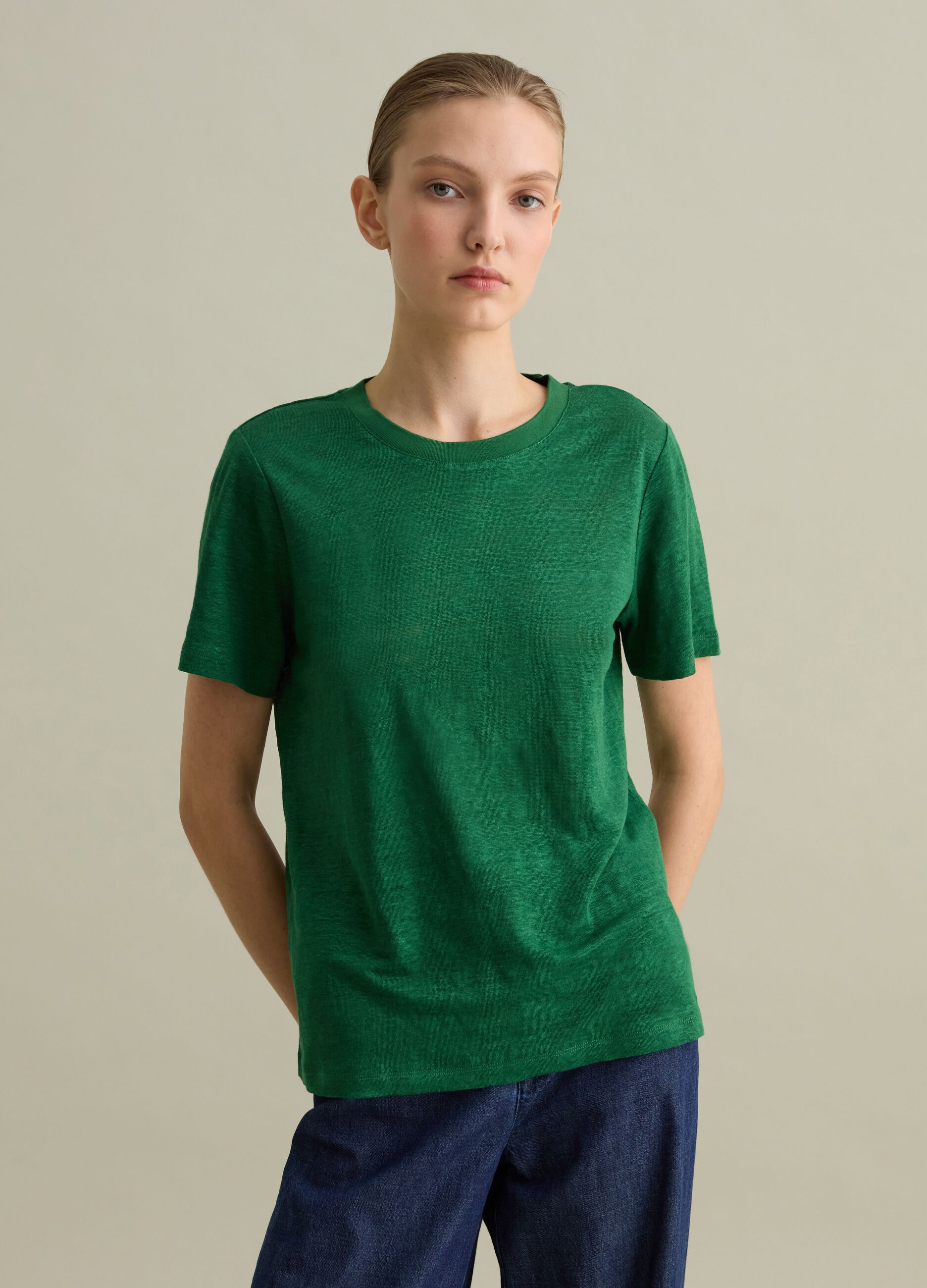 Short-sleeved T-shirt in green linen