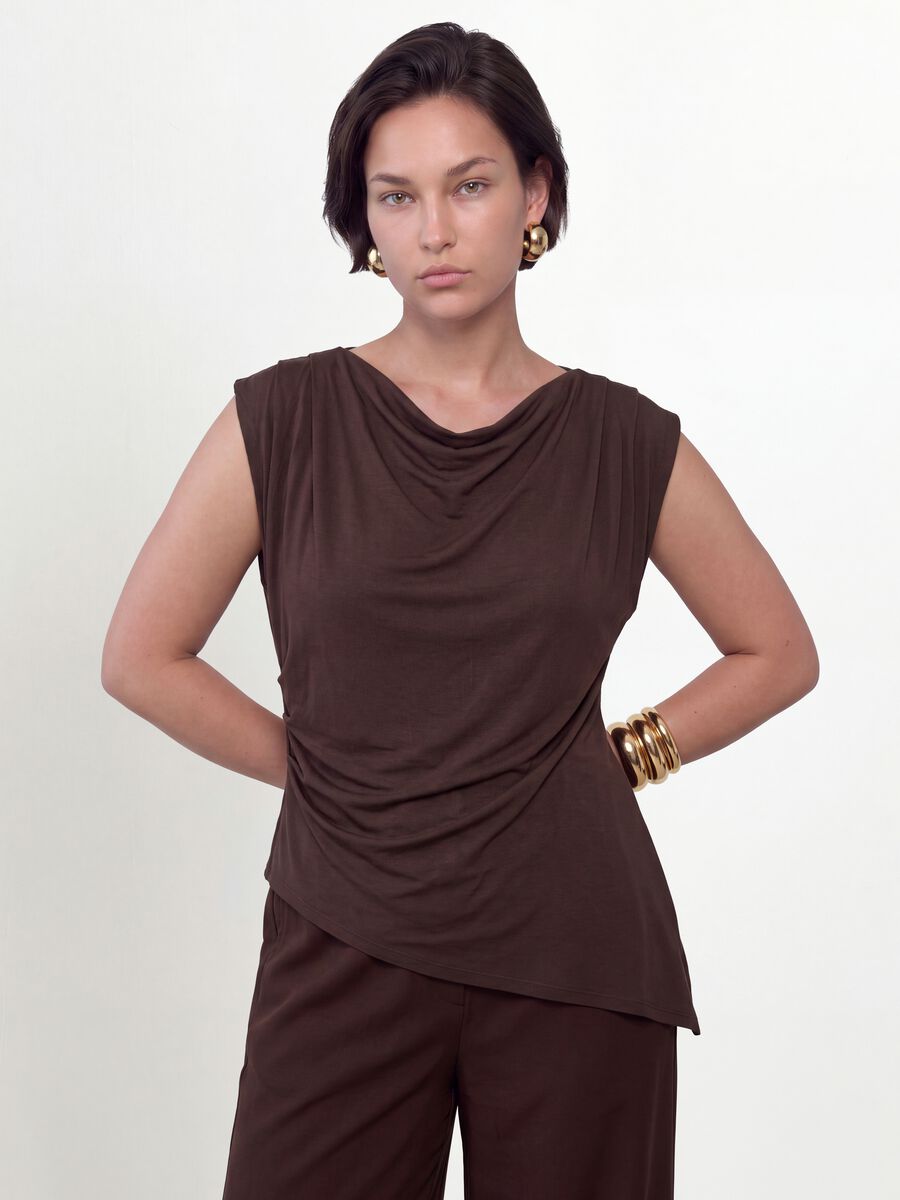 T-shirt marrone in viscosa elasticizzata con scollo drappeggiato_0
