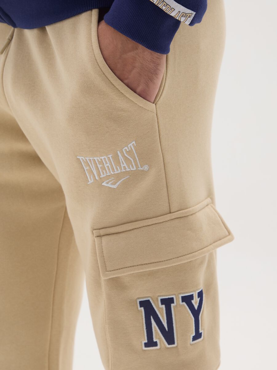 Pantaloni jogger in misto cotone beige con tasche_3