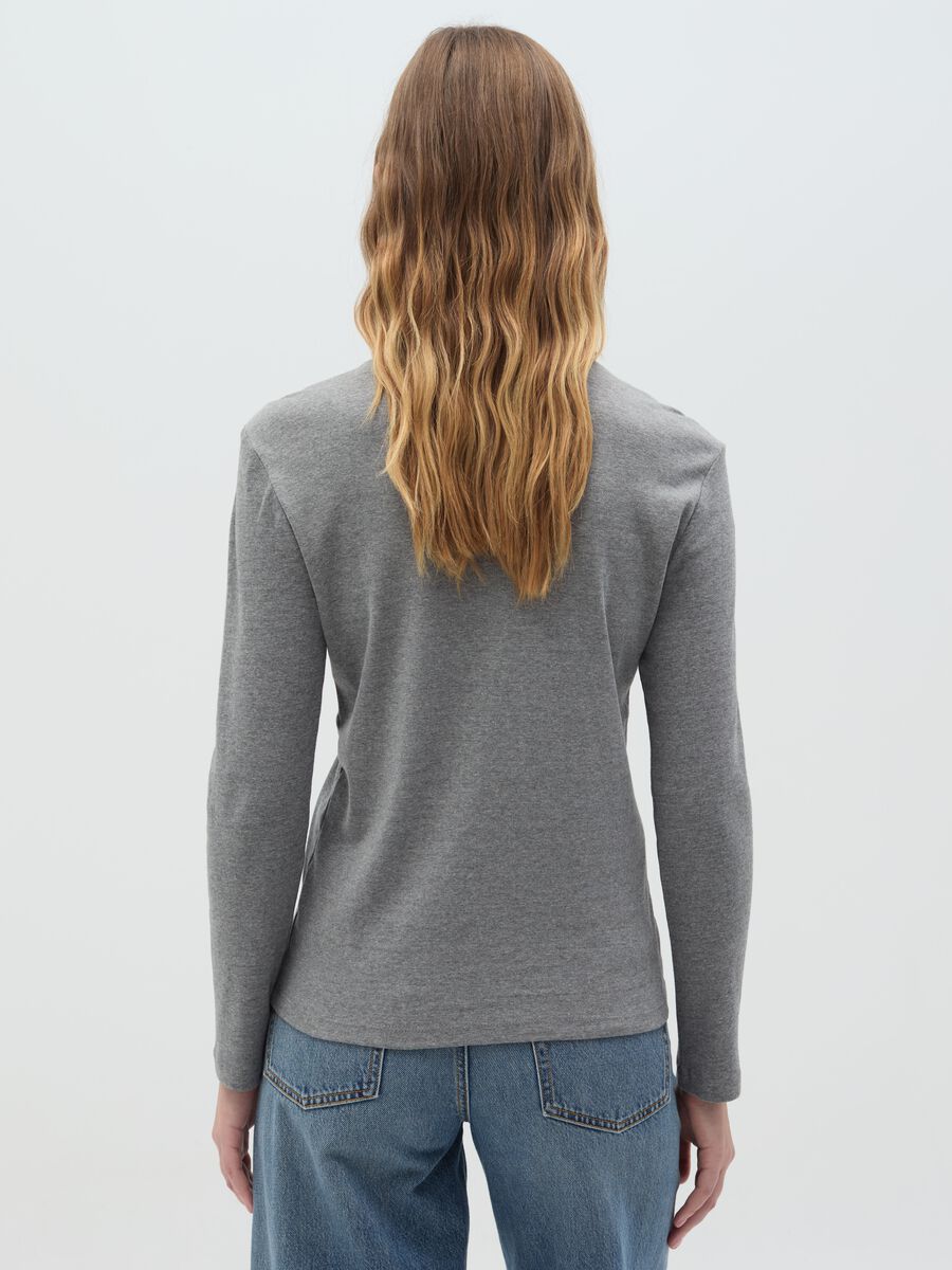 Long-sleeved T-shirt with high neck_3
