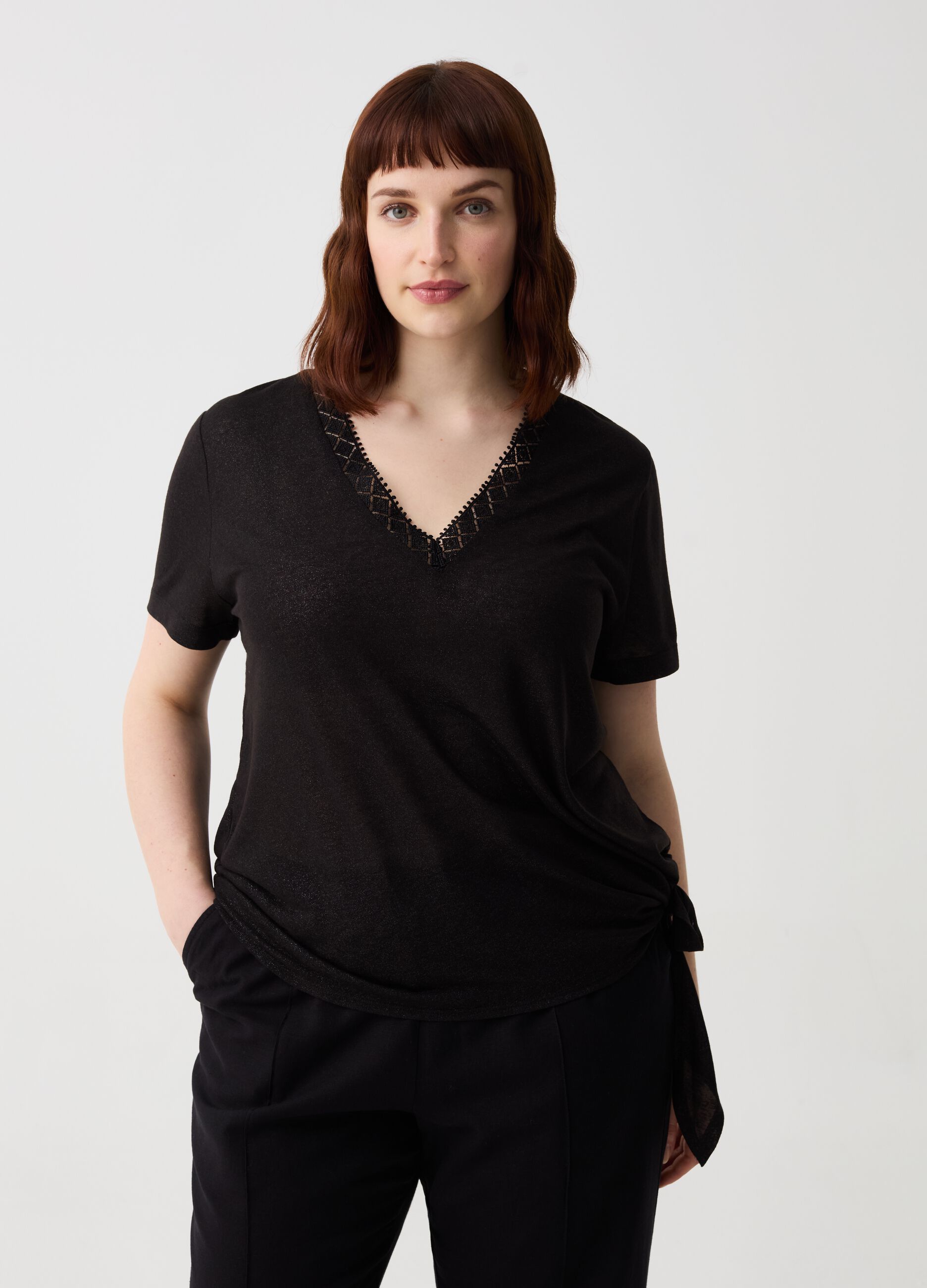 Curvy T-shirt with V neck and ethnic edging