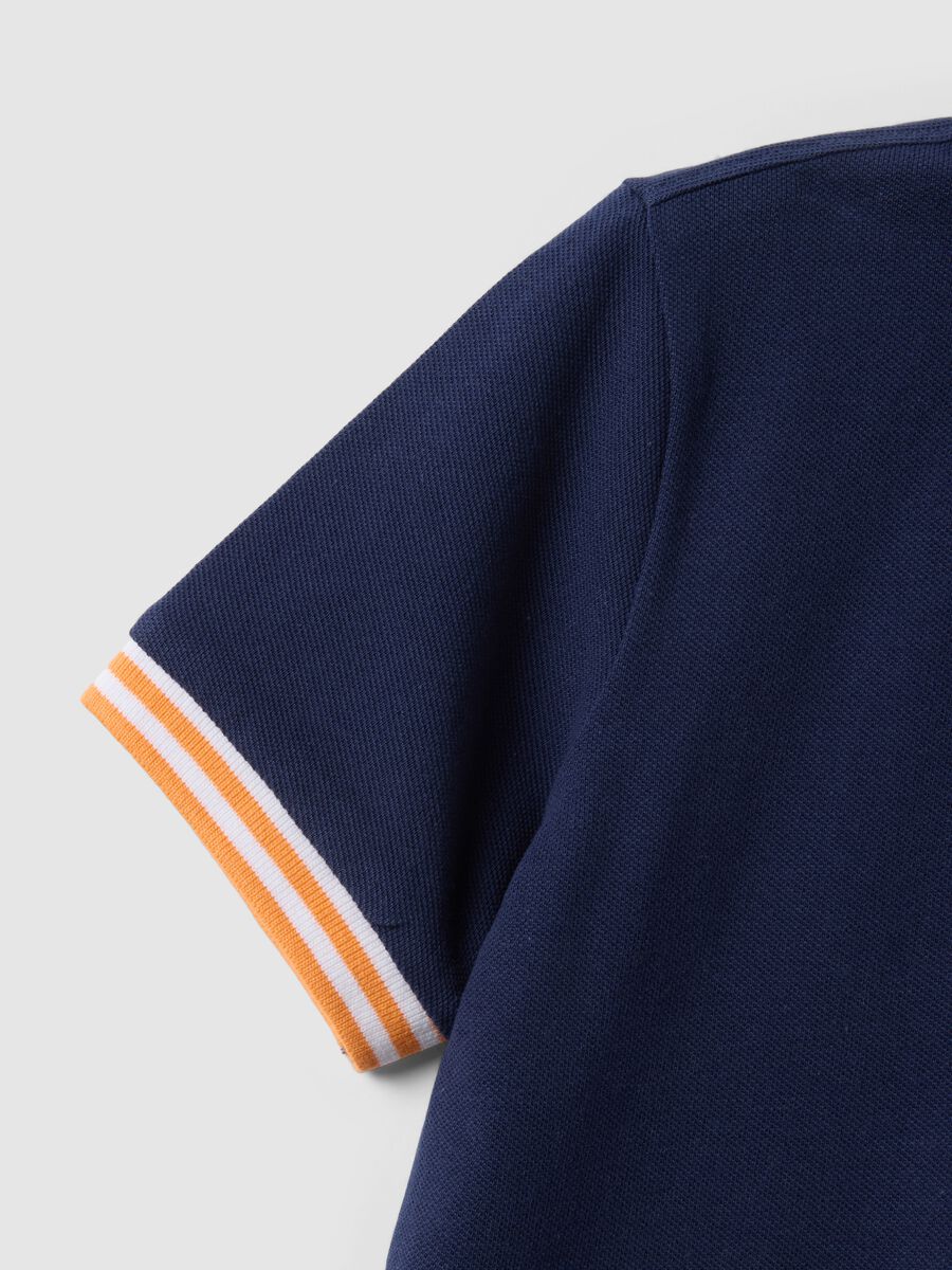 Polo in puro cotone blu da bambino regular fit con bordi colorati_2