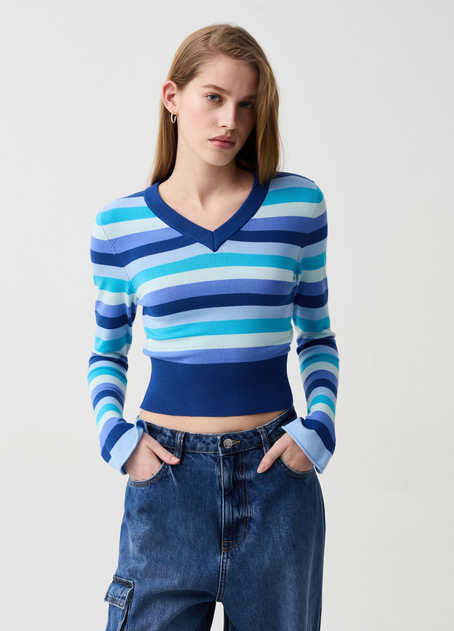 Pullover a righe con scollo a V