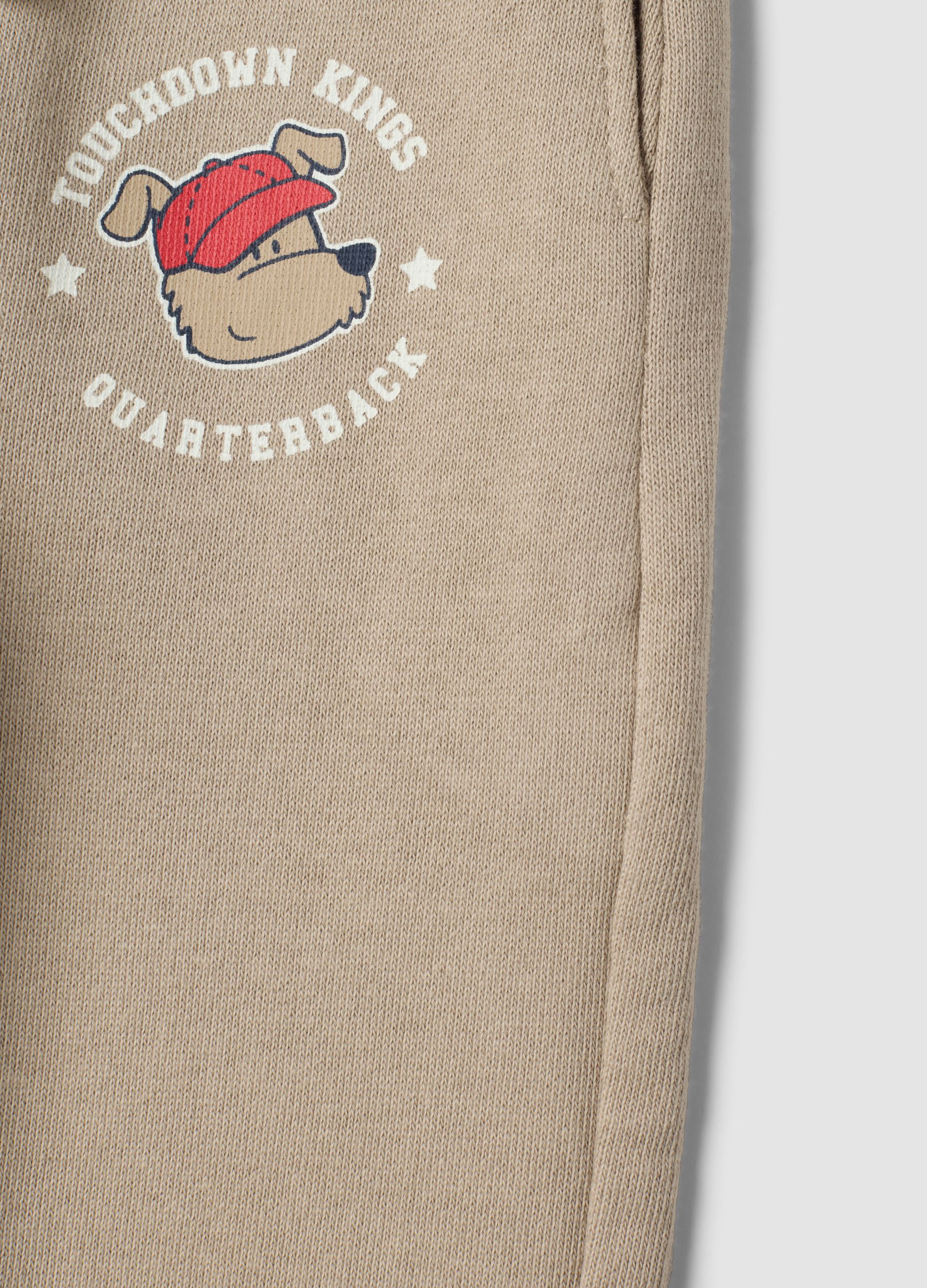 Pantaloni jogger beige in puro cotone con stampa cagnolino per bimbo