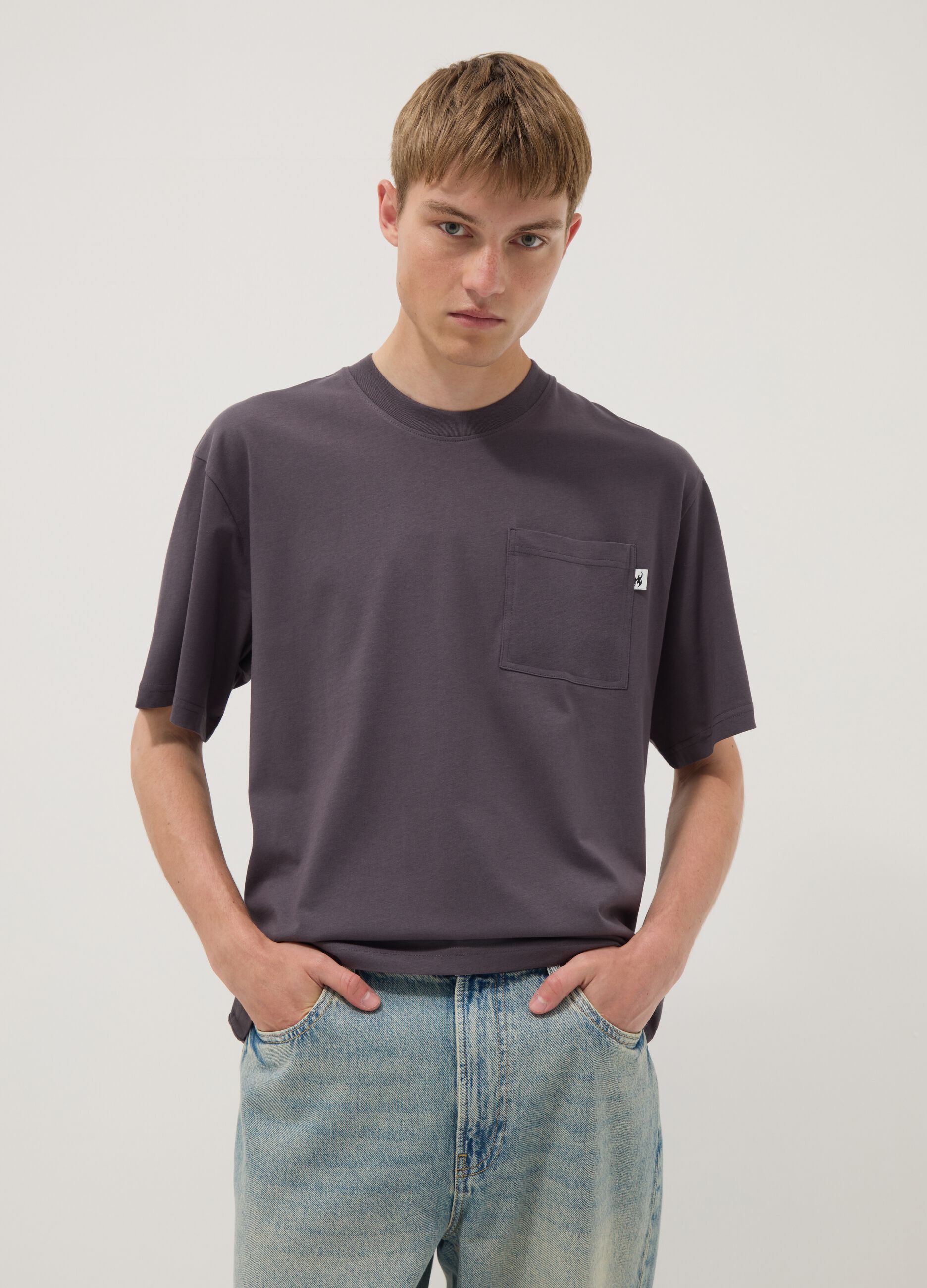 Grey pure cotton T-shirt with chest pocket, regular fit