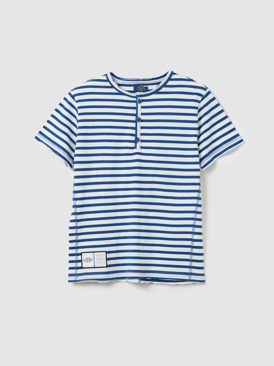 Polo da ragazzo in puro cotone a righe bianche e blu con colletto classico e vestibilità regular fit_3