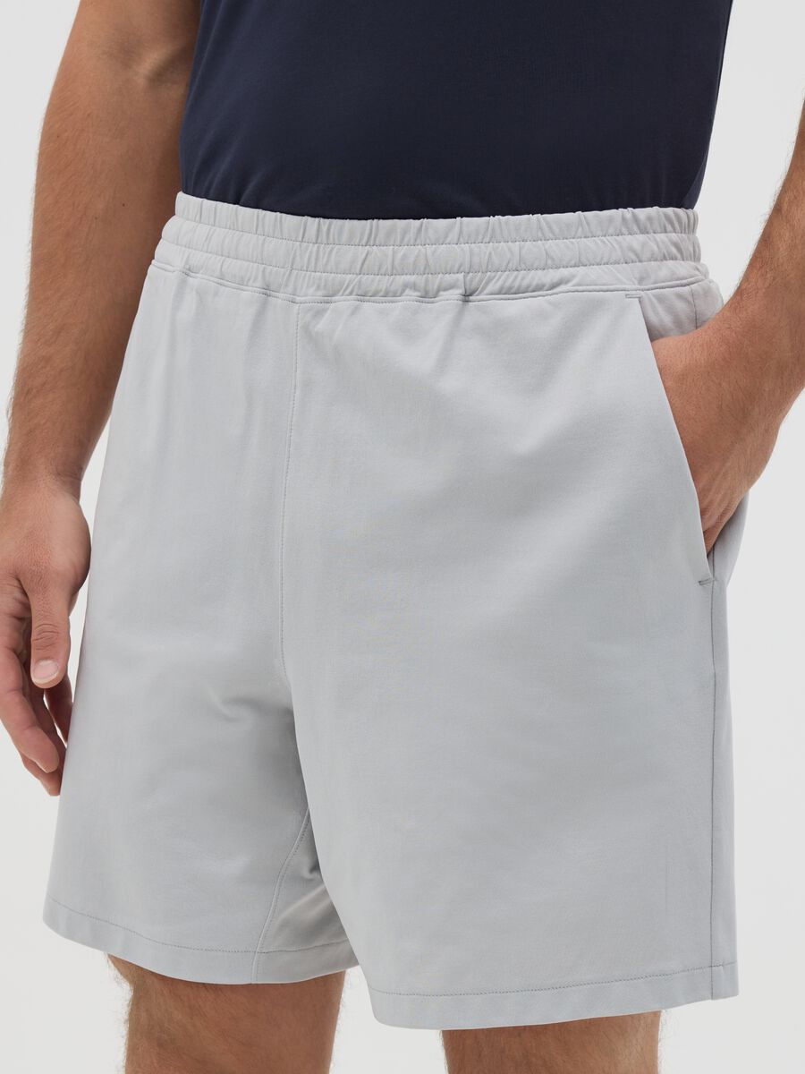 Grey Bermuda joggers in stretch fabric_3
