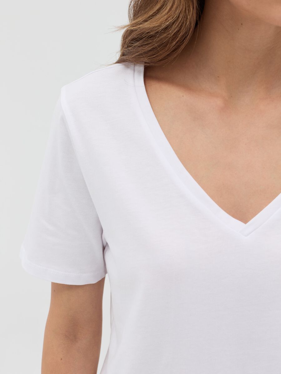 Essential V-neck T-shirt in cotton_2