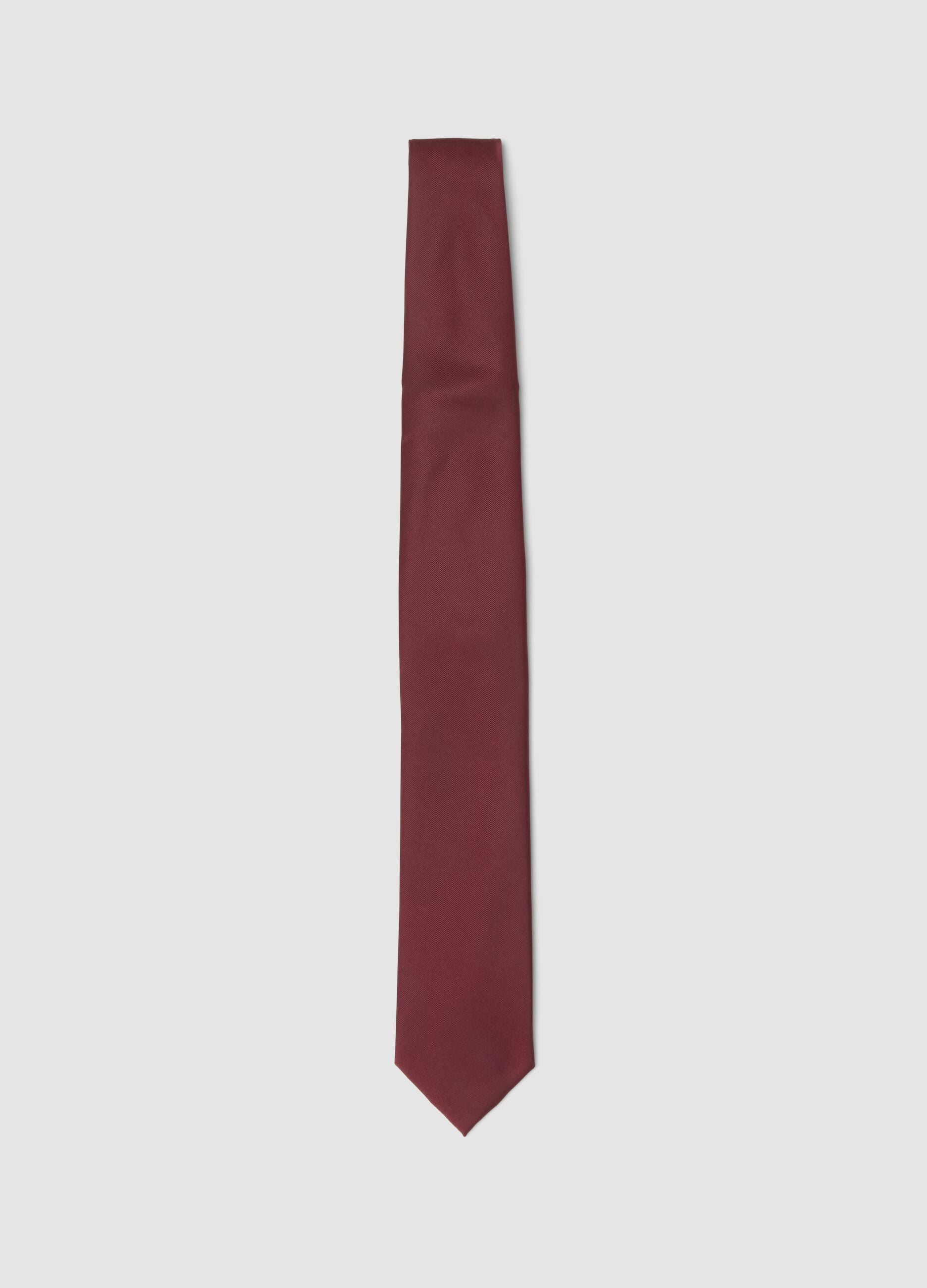 Burgundy red tie with 7.5 cm blade