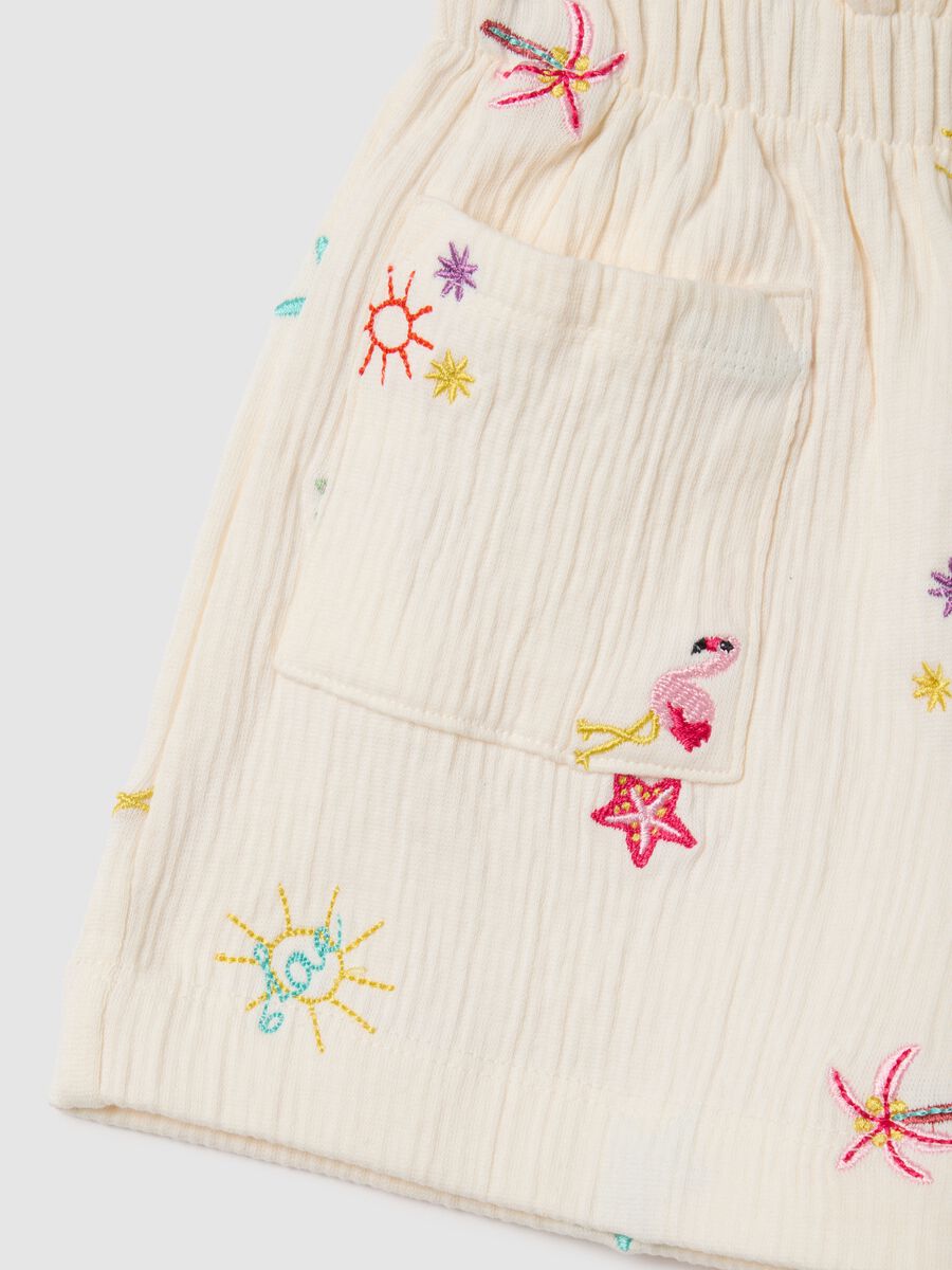 Shorts da bambina in cotone beige regular fit con ricami_3