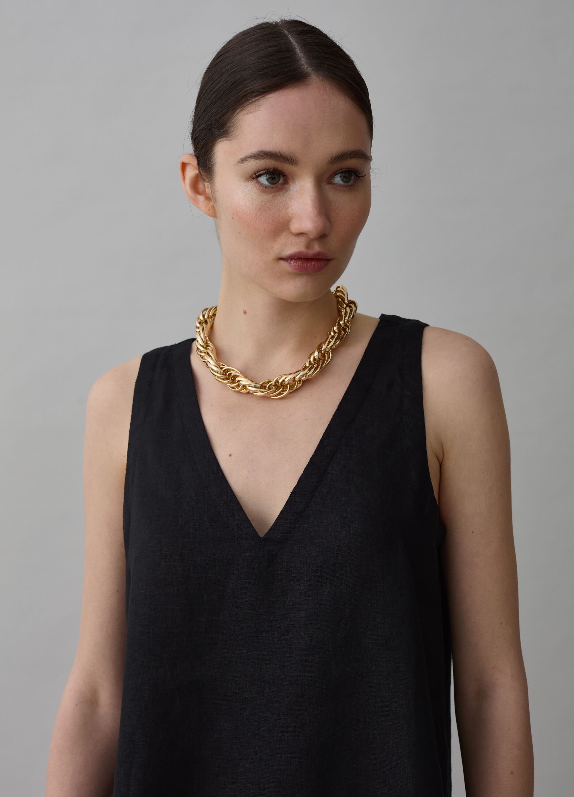 Blusa smanicata in lino scollo a V