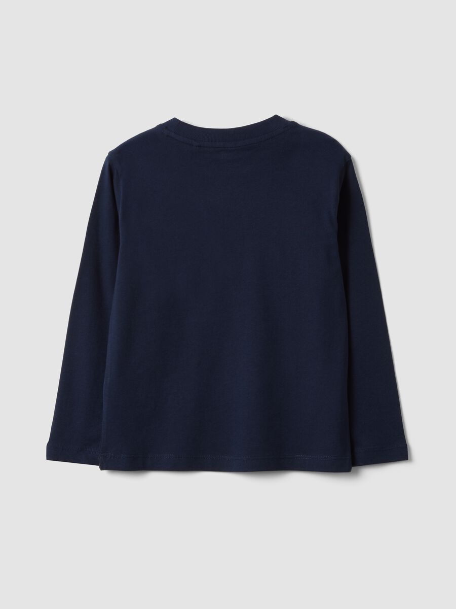 T-shirt blu in misto cotone e viscosa con stampa college per bambino_1