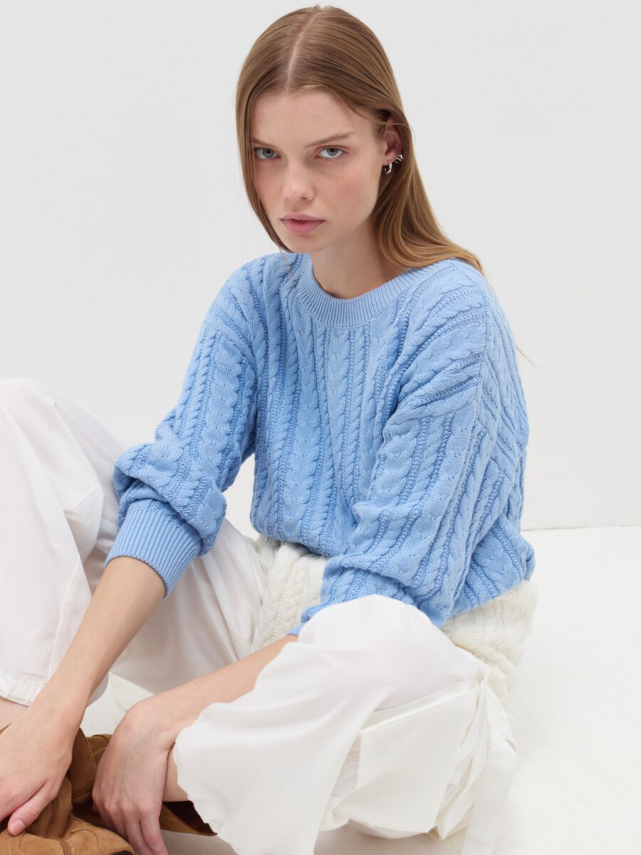 Cropped pullover with cable-knit design_0