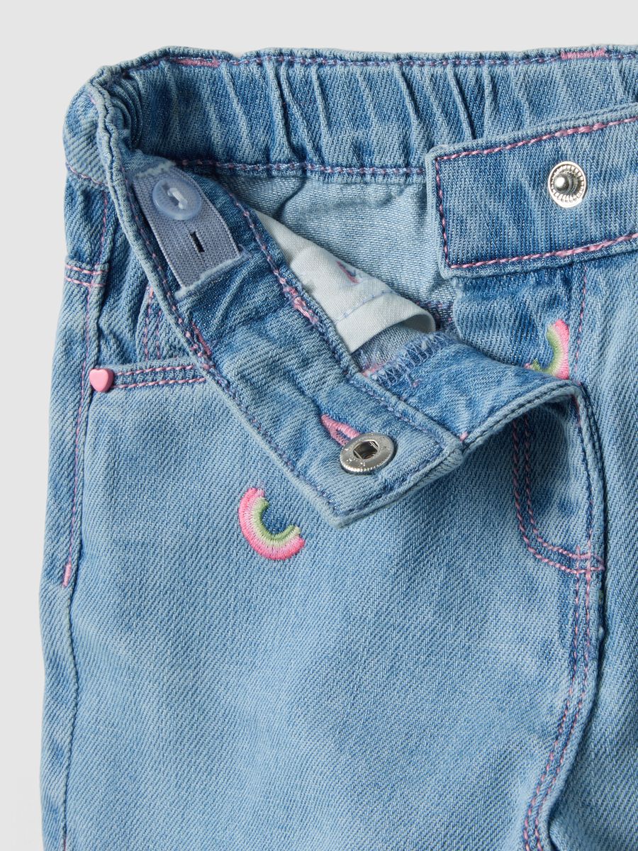 Shorts in misto cotone denim azzurri da bimba regular fit con ricami_2