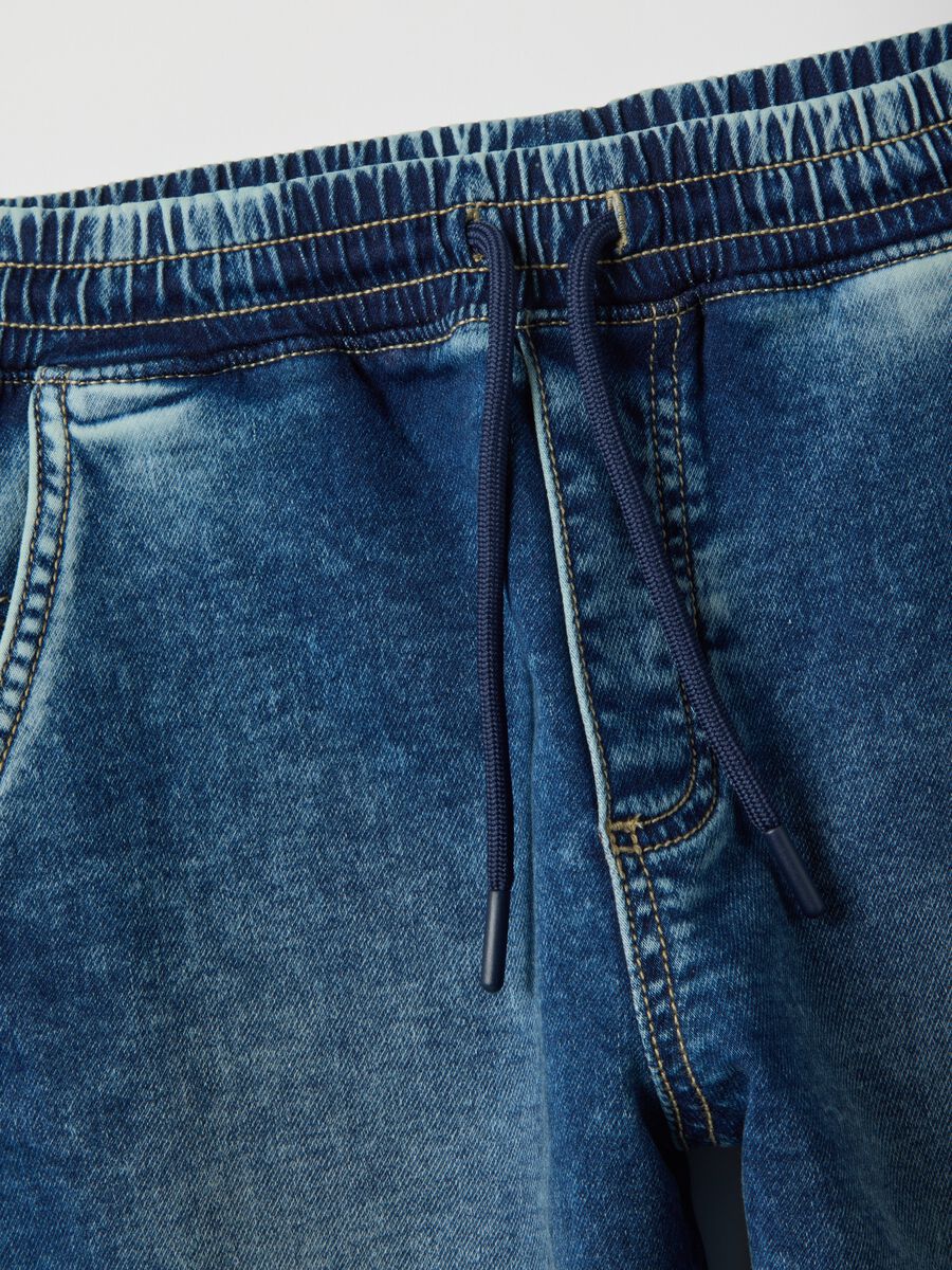 Jeans cargo in misto cotone blu da bambino regular fit con elastico_3