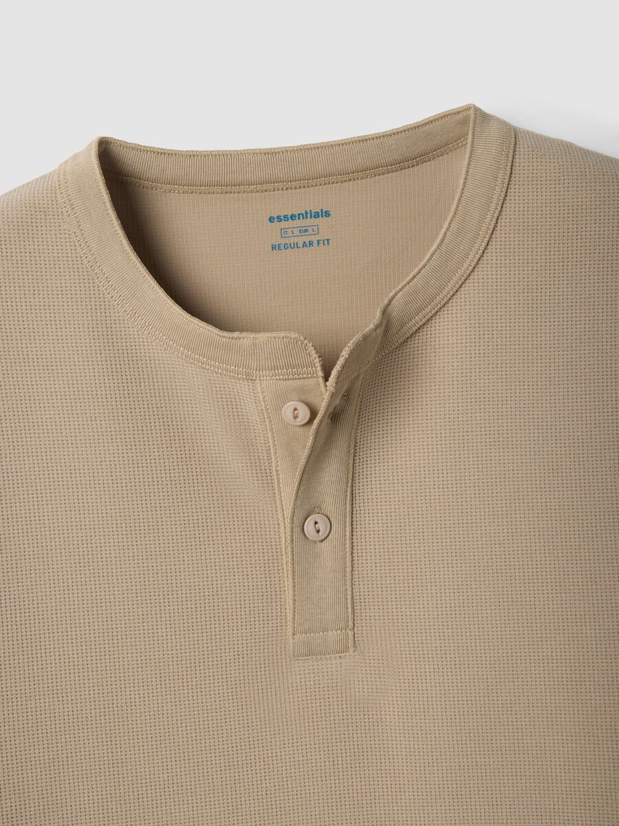 T-shirt a maniche corte beige regular fit con collo serafino_5