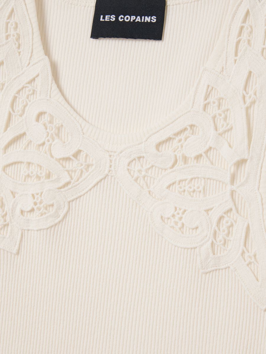 Ivory sleeveless top with embroidered details_5