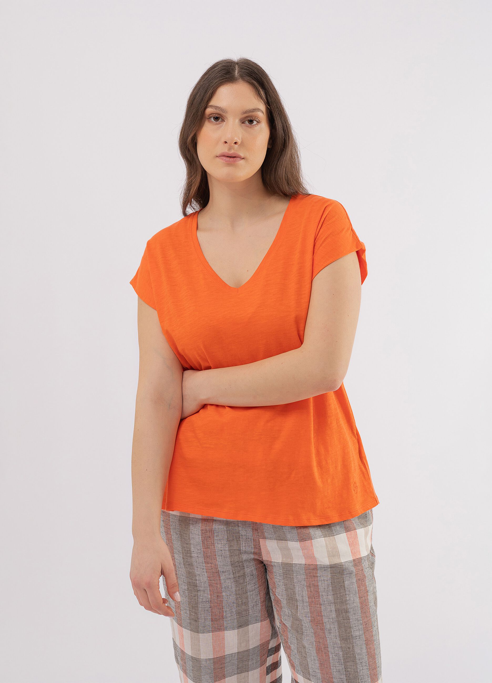 Curvy slub cotton T-shirt with V neck