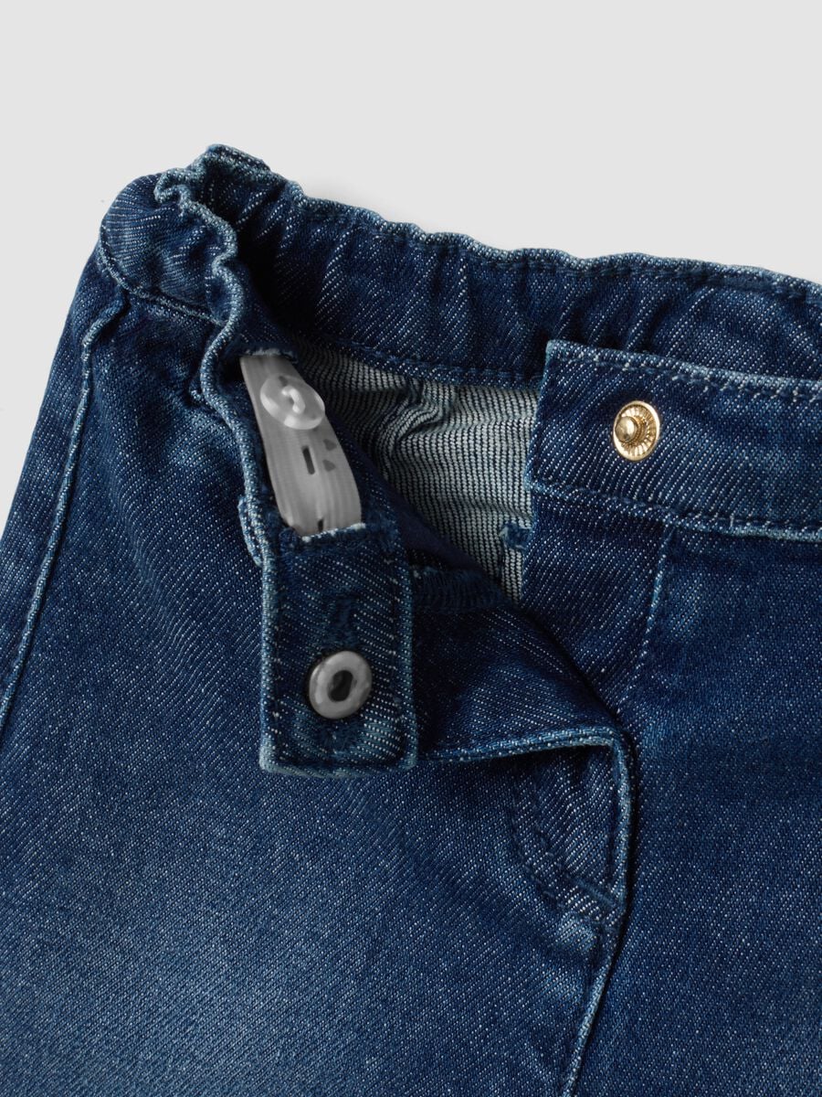 Blue flared stretch-cotton jeans with teddy bear button for baby girl_2
