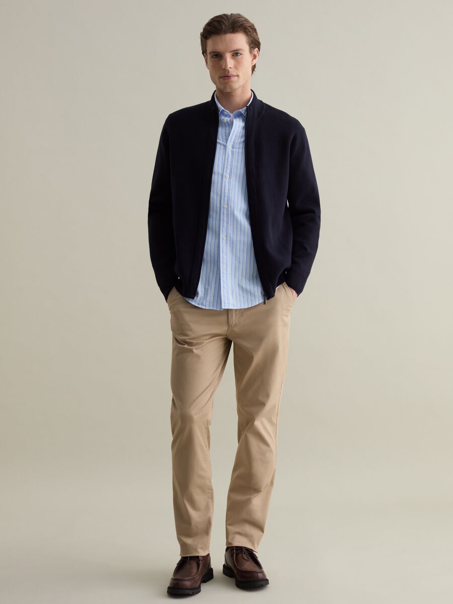 Slim-fit chinos in stretch twill_0
