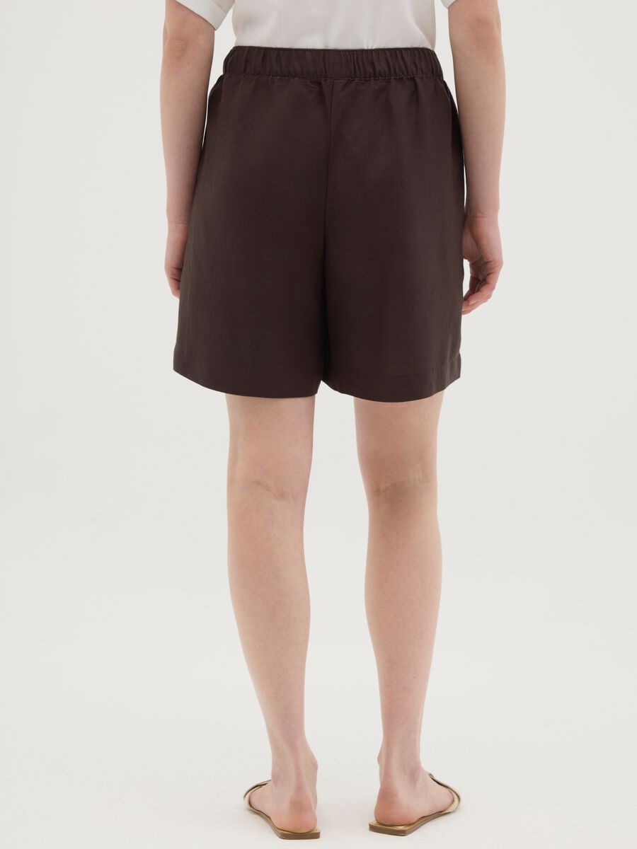 Women's regular fit brown linen blend shorts_3