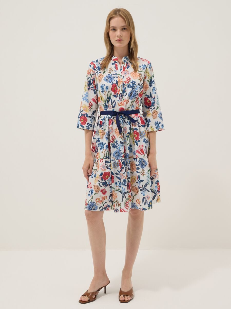 Abito midi bianco in cotone elasticizzato con stampa floreale_0