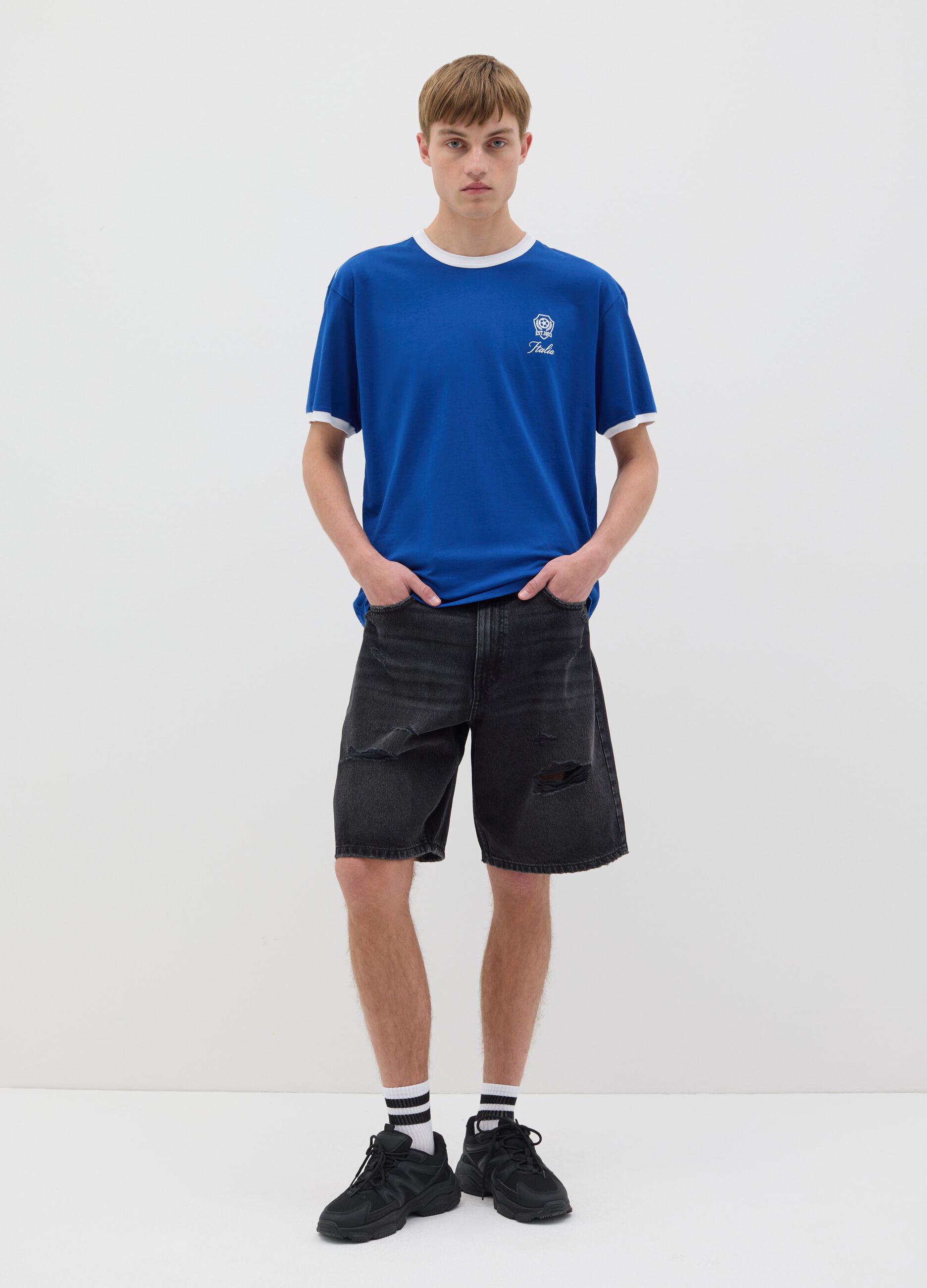 Blue T-shirt with contrasting edging