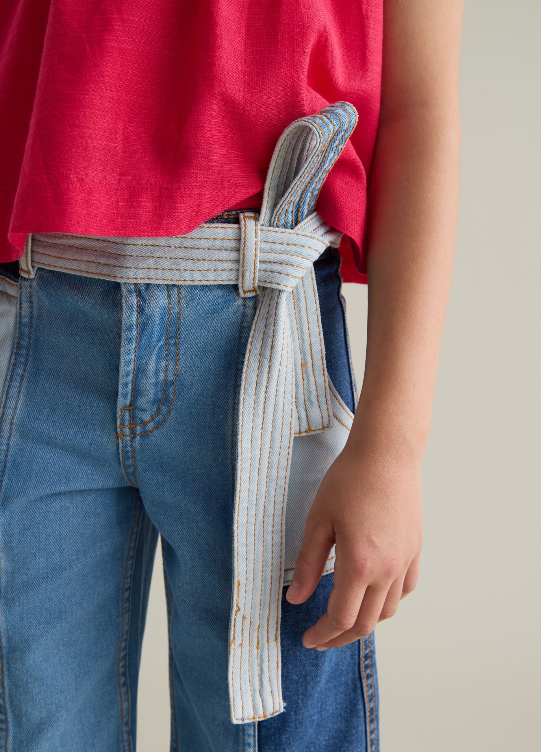 Jeans gamba larga con triplo lavaggio e cintura