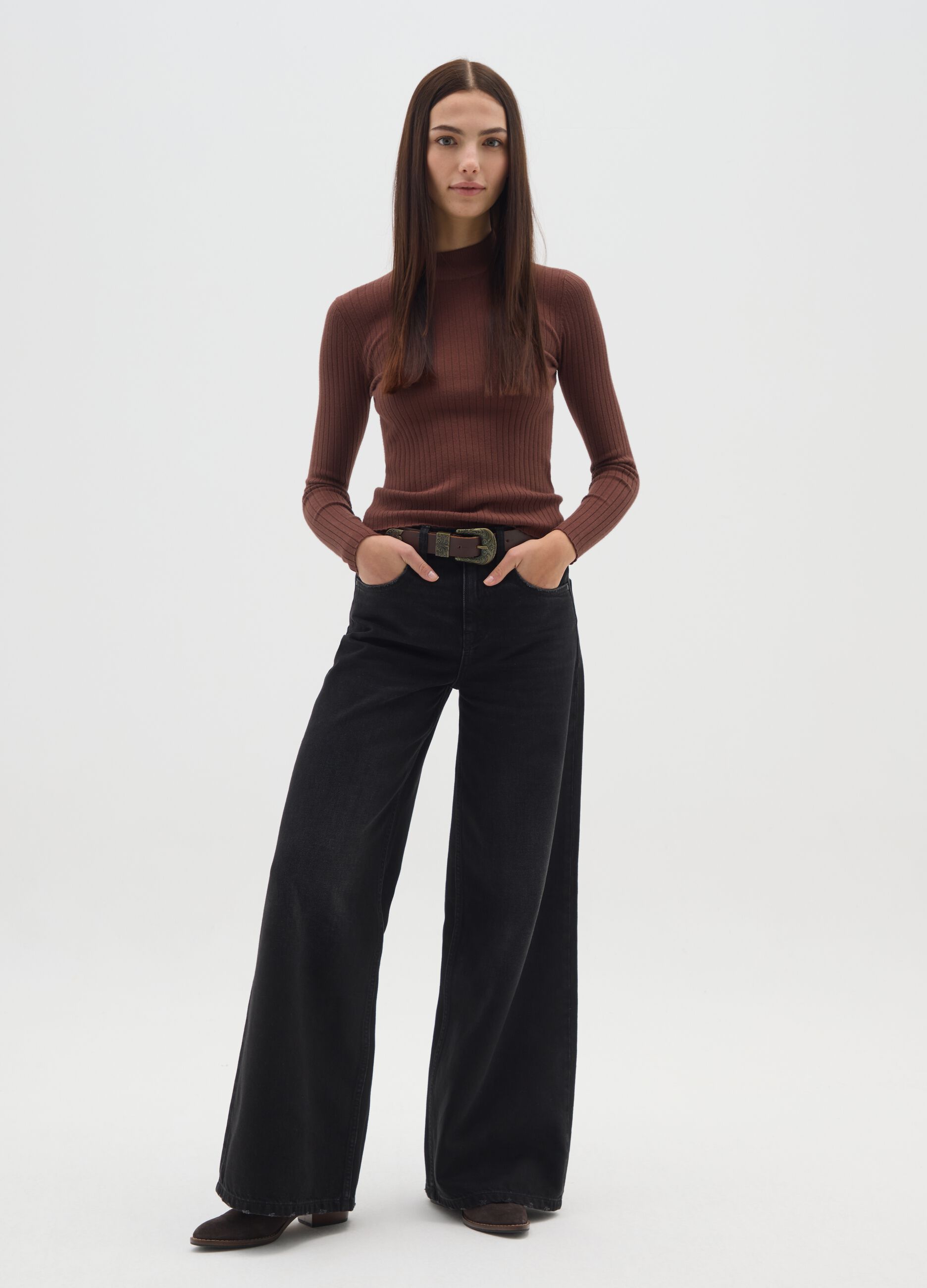 Maglione verde marrone a costine con collo a lupetto