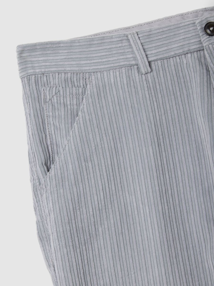 Grey cotton blend regular fit chino trousers_5