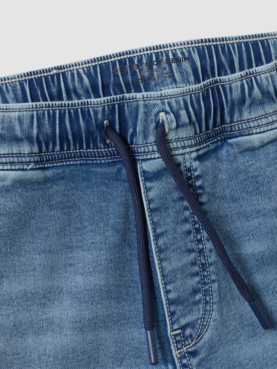 Jeans jogger azzurro in cotone elasticizzato con coulisse per ragazzo_1