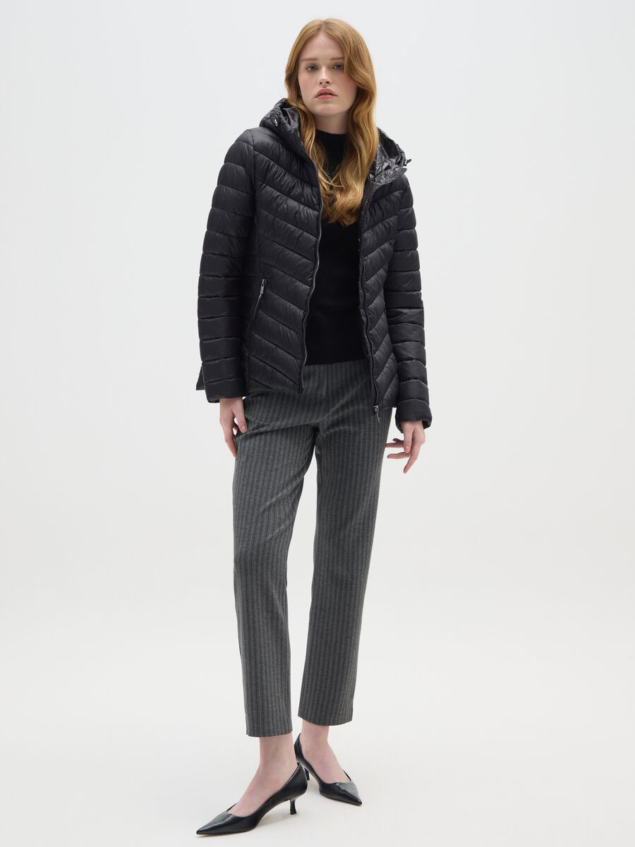 Giacca imbottita nera regular fit con cappuccio_1