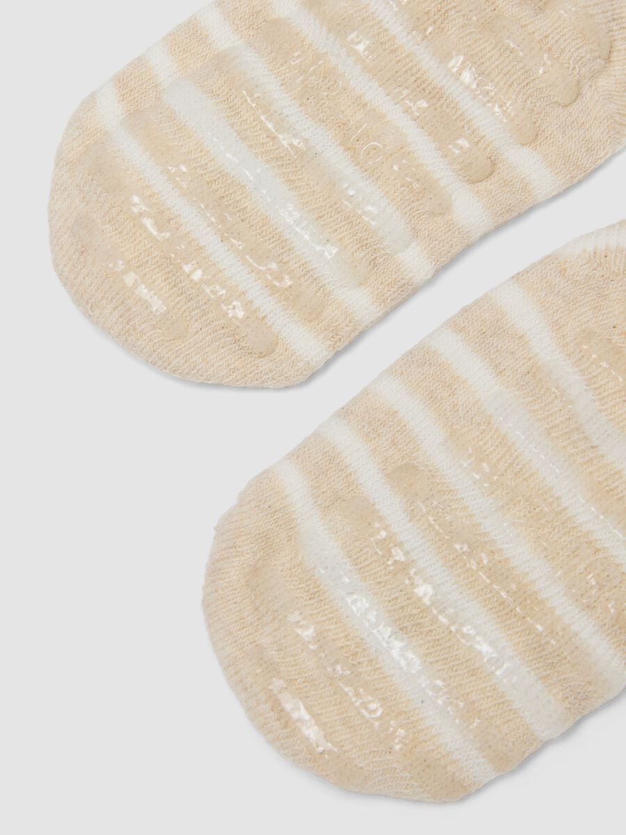 Calze antiscivolo beige in cotone organico elasticizzato con coccodrillo_1