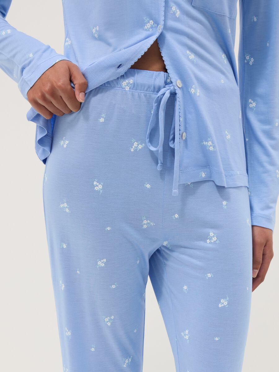 Blue viscose pyjamas in regular fit with floral pattern_3