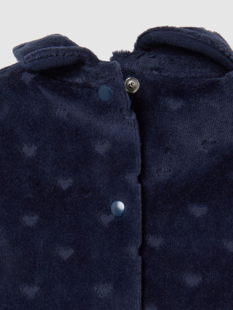 Tutina blu da neonata in misto cotone vellutato con cuoricini_3