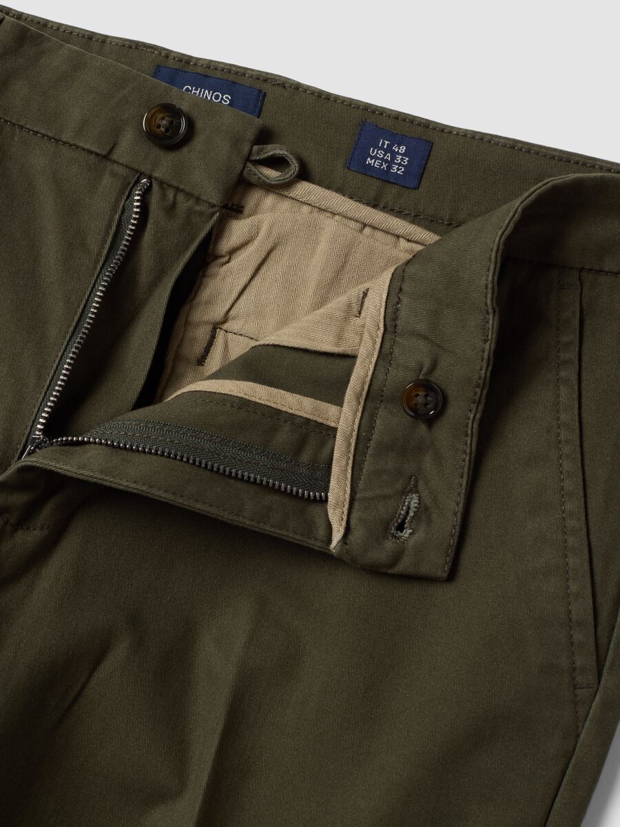 Pantaloni chino verde in twill di cotone elasticizzato slim fit_1