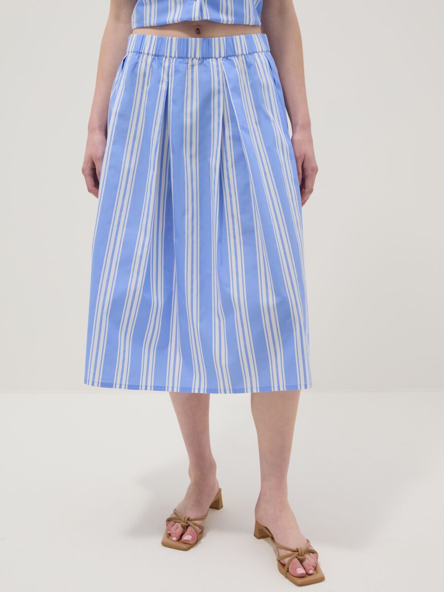 Gonna midi azzurra a righe in puro cotone_1