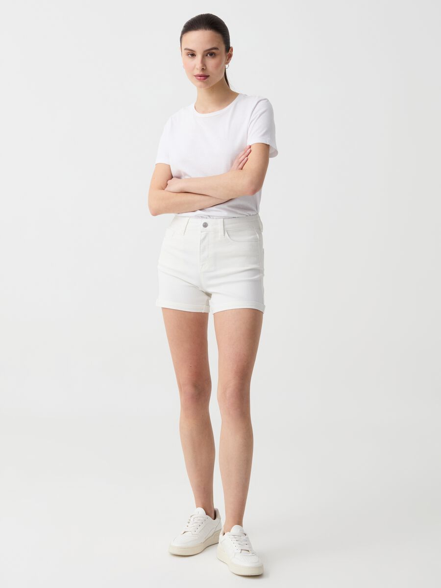 Shorts in denim con risvolti_0