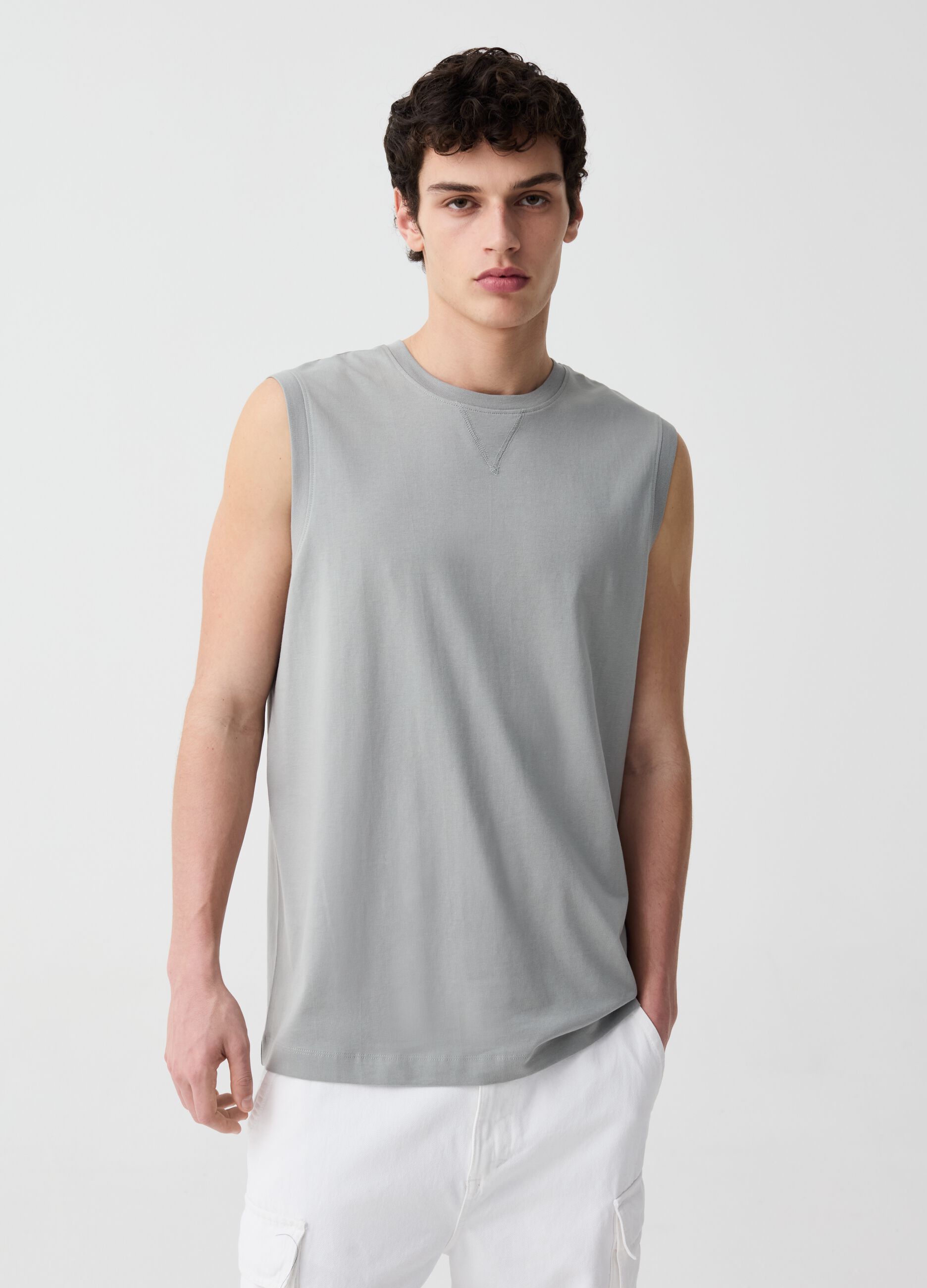 Tank top with round neck with V detail