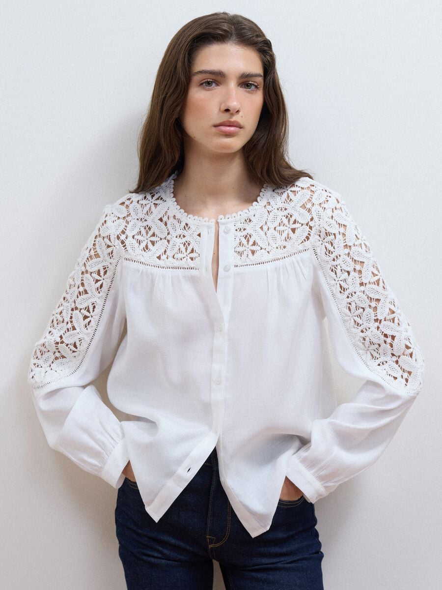 Camicia bianca regular fit in misto viscosa con inserti pizzo_0